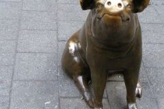 746px-Horatio_Pig_Bronze_-_Rundle_Mall